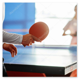 Spielszene am Tischtennis-Tisch in der Halle