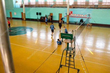 Volleyballhalle mit Netz und Spielfeldlinien